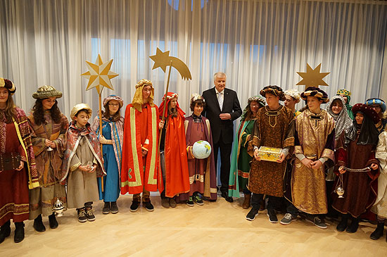Ministerpräsident Horst Seehofer empfing Sternsinger aus fünf Gemeinden der Diozöse Passau am 30.12.2013 in der Staatskanzlei (gFoto: Martin Schmitz)